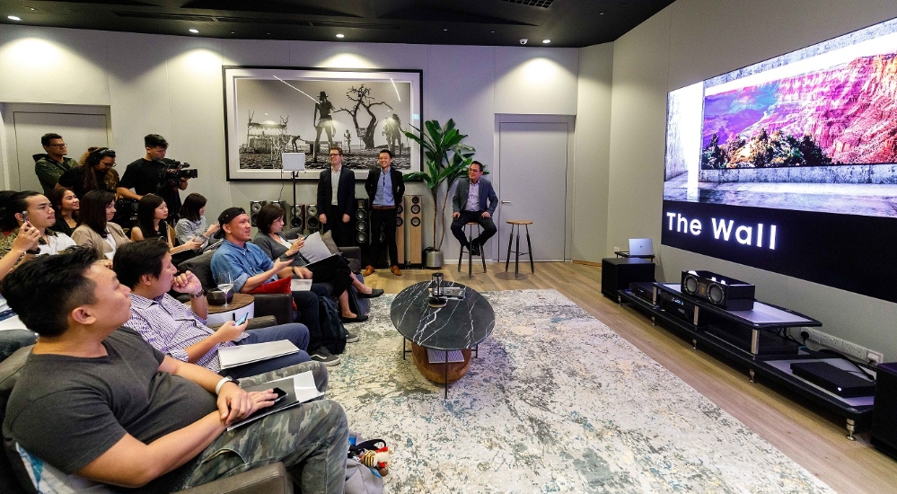 △싱가포르 현지 미디어 취재진 등이 삼성전자 더 월 쇼룸을 경험하고 있다/사진=삼성전자