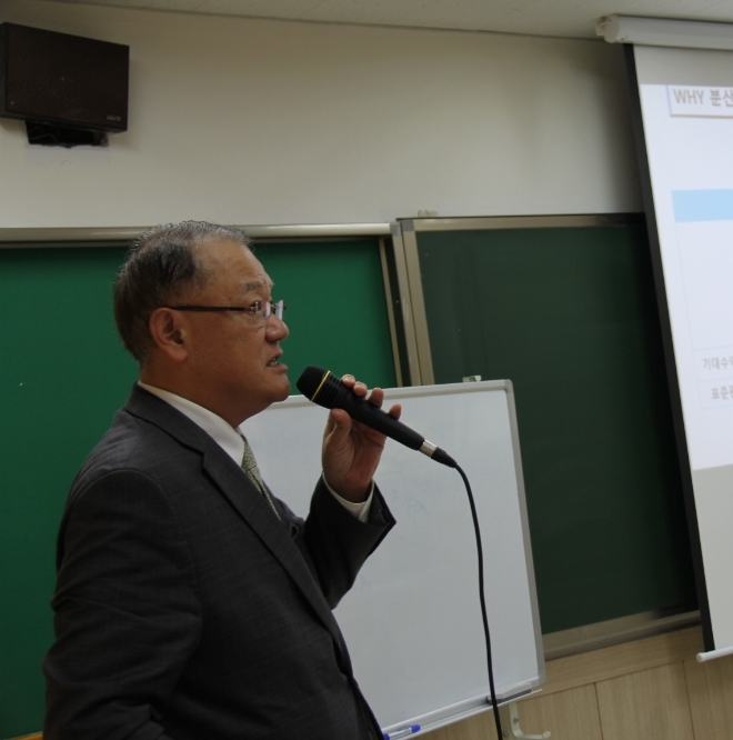 ▲조홍래 한국투자신탁운용 대표가 25일 서울 여의도고등학교 진로활동실에서 재학생을 대상으로 최고경영자(CEO) 특별강연을 진행하고 있다./사진=금융투자협회