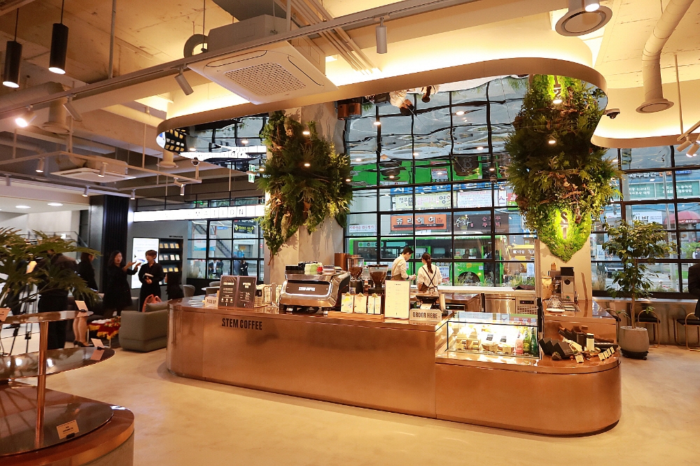 서울 서초동 소재 ‘서초동종합금융센터’ 내 1층 카페형 대기공간. / 사진= KB국민은행