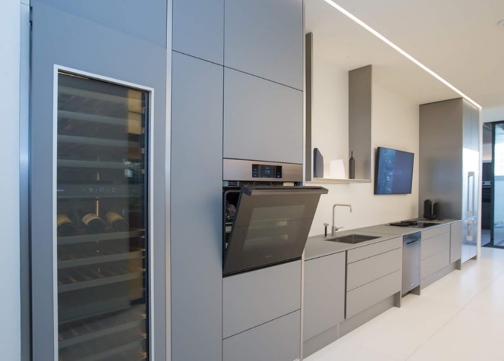 △데이코 라인업으로 구축된 주방의 모습. 오븐, 와인 셀러 등이 보인다/사진=오승혁 기자(자료 편집)