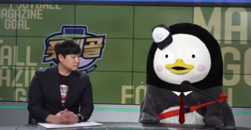 ●SBS 간판 아나운서 배성재(왼쪽)과 생방송 위기 상황 대처 교육을 받으며 SBS 정복기를 쓰고 있는 펭수(오른쪽)의 모습/사진=오승혁 기자(자료 편집)