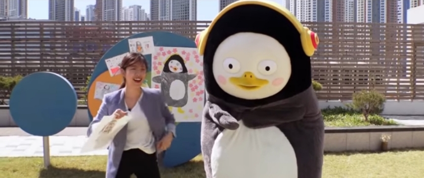 ●스카이캐슬의 거의 모든 배역을 1인 성대모사하여 인기 유튜버가 된 성우 쓰복만(왼쪽)과 성우 직업 체험을 하는 펭수(오른쪽)의 모습/사진=오승혁 기자(자료 편집)