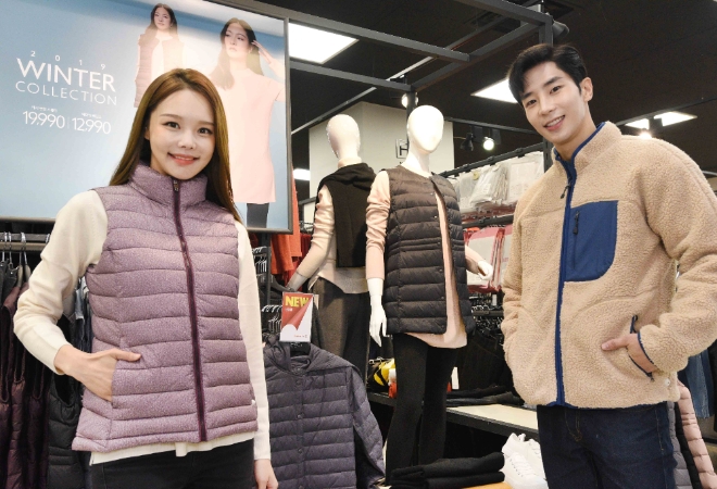 홈플러스는 의류 PB F2F를 통해 경량다운, 플리즈를 출시했다. /사진=홈플러스.