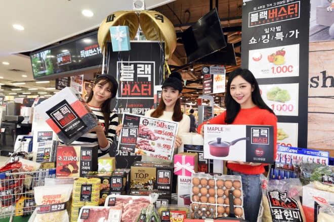 홈플러스는 연말을 맞아 다음 달 27일까지 4주간 전국 점포 및 온라인몰에서 대규모 ‘블랙버스터’ 할인행사를 전개한다. /사진=홈플러스.