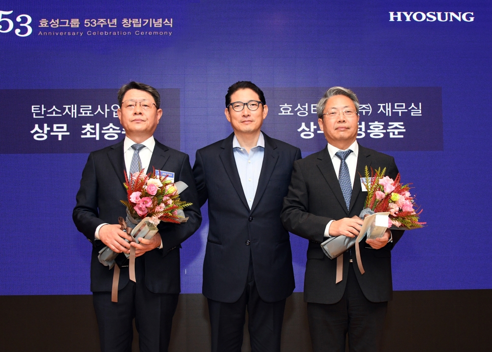 최송주 효성첨단소재 상무(왼쪽)와 정홍준 효성티앤씨 상무(오른쪽)가 30년 장기근속상을 수상하는 등 장기근속자에 대한 시상식도 진행됐다/사진=효성