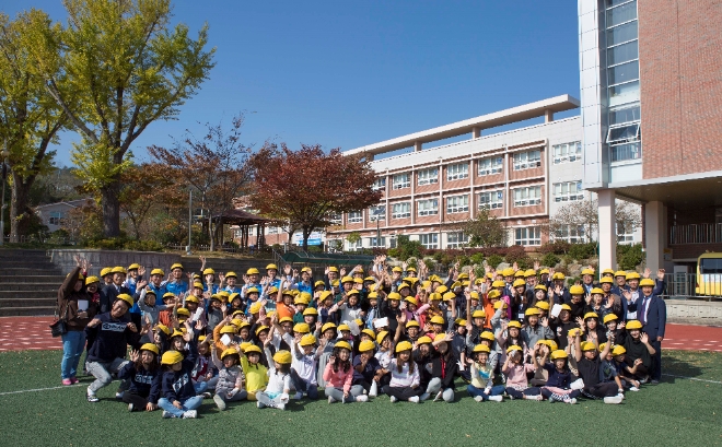 경북 경주 감포초등학교 어린이 110영이 현대건설이 국내 최초로 개발한 재난방재용 어린이 안전모를 쓰고 지진 화재 대피 훈련에 참여했다. 사진=현대건설