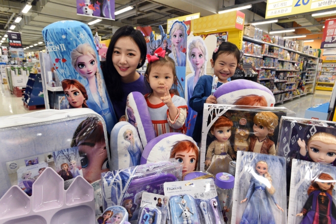 홈플러스는 지난 2014년 개봉 당시 1000만 관객을 돌파하며 선풍적인 인기를 끌었던 ‘겨울왕국’의 속편 개봉을 앞두고 관련 캐릭터 상품 50여종을 판매한다. /사진=홈플러스.