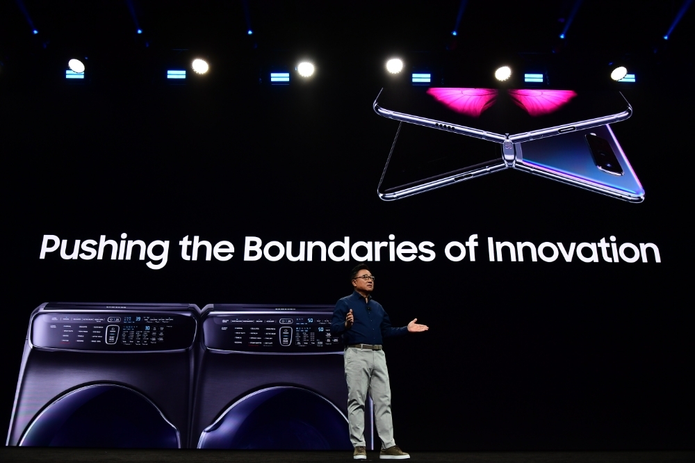 △고동진 삼성전자 IM부문장(사장)이 미국 캘리포니아주 새너제이 컨벤션 센터에서 진행된'삼성 개발자 콘퍼런스 2019'에서 기조 연설하는 모습/사진=삼성전자