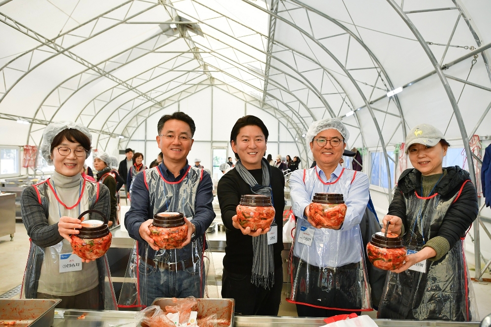 김인태 부행장(왼쪽에서 두번째)과 강레오 셰프(가운데), 신용인 WM연금부장(왼쪽에서 네번째)가 5일 강원도 강릉시에서 고객들과 고랭지 배추로 김장을 하고 있다./사진=농협은행