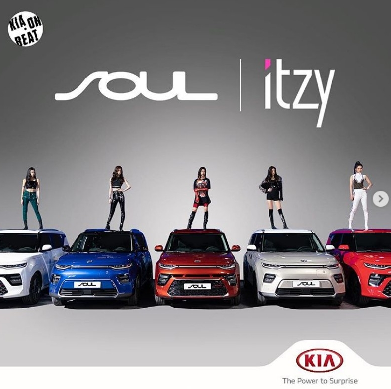 △기아차 소울 부스터를 홍보하는 걸그룹 ITZY(있지)의 모습/사진=오승혁 기자(자료 편집)