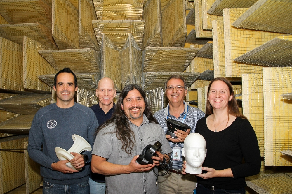 △미국 새너제이(San Jose)에 위치한 삼성 리서치 아메리카 오디오랩‘무향실'에서 논문 저자들이 음질 테스트 장비를 소개하고 있다/사진=삼성전자