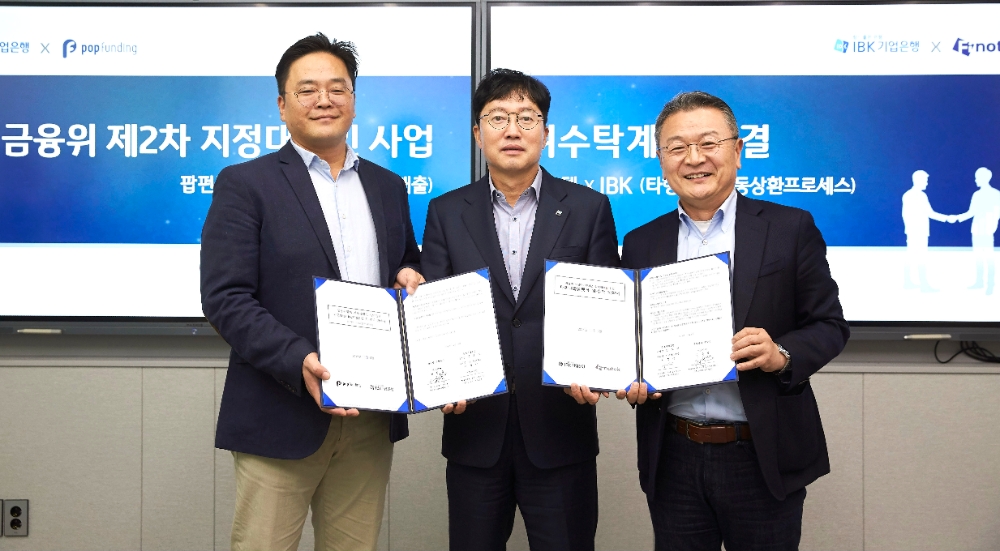 2019년 11월 6일 IBK파이낸스타워에서 열린 ‘IBK 1st Lab’ 간담회에서 팝펀딩 신현욱 대표(왼쪽부터), 이상국 기업은행 디지털그룹장, 피노텍 김우섭 대표가 금융위 지정대리인 관련 위수탁계약을 체결한 뒤 기념촬영하고 있다. / 사진= IBK기업은행
