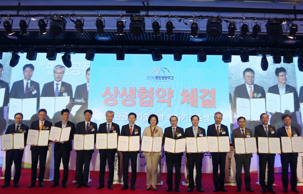 지난 6일 중소기업중앙회에서 열린 민관공동기술개발 투자기금 협약식에 중소벤처기업부 박영선 장관을 비롯해 아모레퍼시픽 SCM 유닛 이동순 전무 등 정관계, 기업 인사 500여명이 참석했다. (왼쪽에서 세번째) 아모레퍼시픽 SCM Unit 이동순 전무. /사진제공=아모레퍼시픽