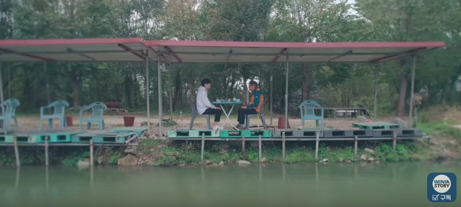 △인생의 맛 3편 깊은 맛 편 중 부자가 낚시터에서 소주를 마시는 장면/사진=오승혁 기자(자료 편집)