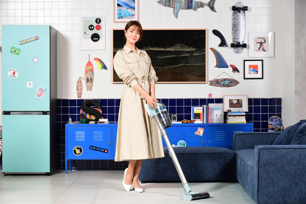 △삼성전자 모델이 제트 민트 기기로 청소하는 모습을 시연하고 있다/사진=삼성전자
