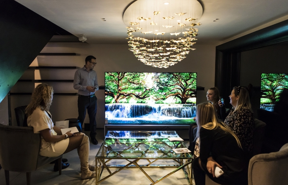 LG전자, LG시그니처 홍보 위해 영국 아트스쿨 센트럴 세인트 마틴 파트너십 체결...스텔라 매카트니, 폴 스미스, 콜린 퍼스, 톰 하디 등 동문