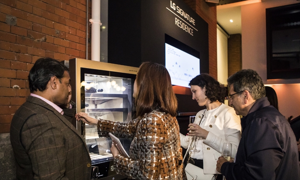 △LG 시그니처 와인셀러(하), 올레드 TV(상)을 행사 참가자들이 체험하고 있다/사진=LG전자