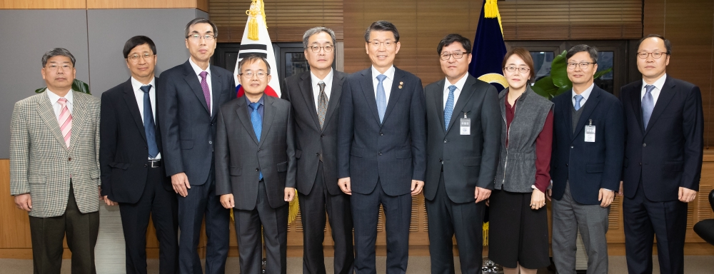 11월 13일 은성수 금융위원장(왼쪽에서 여섯째)과 송의영 공적자금관리위원회 민간위원장(왼쪽에서 다섯째, 서강대 교수)을 비롯한 민간위원들이 기념사진을 찍고 있다. / 사진= 금융위원회