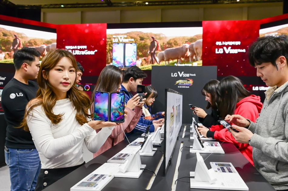 △LG전자 지스타 2019 부스에서 V50S 씽큐를 소개하는 모습/사진=LG전자