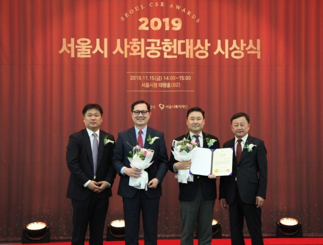 스타벅스커피 코리아는 지난 15일 NGO 기관인 JA(Junior Achievement)코리아와의 취업 연계 및 역량 강화 프로그램 운영에 대한 공로를 인정받아 서울 시청 태평홀에서 진행된 ‘2019 서울시 사회공헌대상’ 시상식에서 기업 사회공헌대상을 수상했다. /사진=스타벅스코리아.