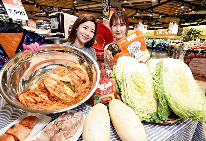 홈플러스는 본격적인 김장철을 맞아 김장에 관한 모든 것을 한 자리에 모아 선보이는 ‘김장 백서’ 행사를 전국 140개 점포에서 오는 27일까지 진행한다. /사진=홈플러스.