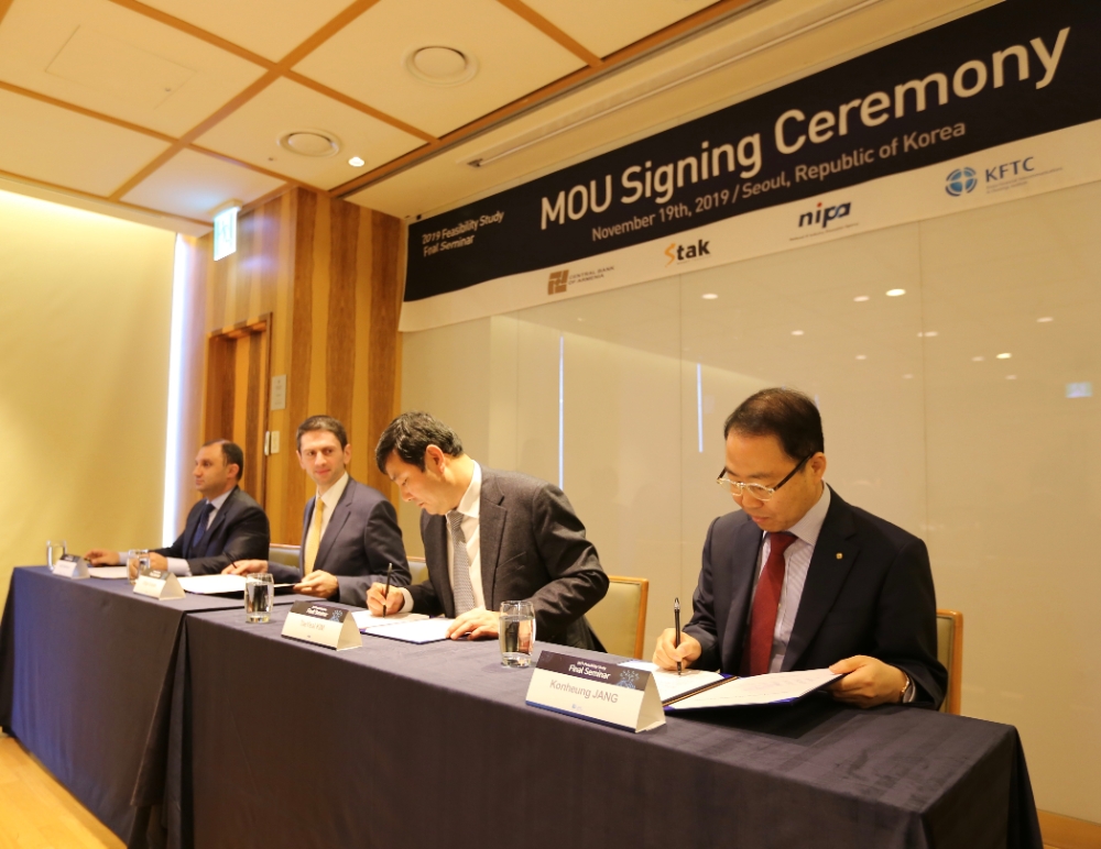 금융결제원과 정보통신산업진흥원은 11월 19일 아르메니아 중앙은행 및 지급결제기관인 STAK Money Transfer CJSC와 아르메니아 지급결제 인프라 수출 기반 마련을 위한 4자간 양해각서 (MOU)를 체결했다. 왼쪽부터 Azat Gabrielyan (Deputy Secretary General of CBA), Edgar Evoyan (CEO of STAK Money Transfer CSJC), 김태열 NIPA 본부장, 장건흥 금융결제원 본부장 / 사진= 금융결제원