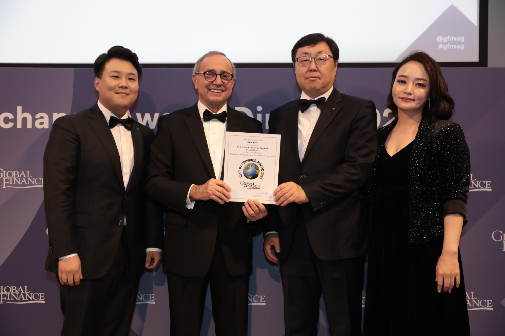 KEB하나은행은 지난 11월 19일(현지시각) 영국 런던에서 세계적 금융 경제 전문매체 ‘글로벌파이낸스(Global Finance)지(誌)’로부터 '대한민국 최우수 외국환 은행(2020 Best Foreign Exchange Provider in Korea)'에 19년 연속 선정됐다. 시상식 후 박찬범 KEB하나은행 런던지점장(사진 왼쪽에서 세번째)과 조셉 히라푸토(Joseph D. Giarraputo)글로벌파이낸스지 발행인 겸 대표(사진 왼쪽에서 두번째)가 영업점 우수FX리더로 선정된 당행 직원들과 함께 기념촬영을 하고 있다. / 사진= KEB하나은행