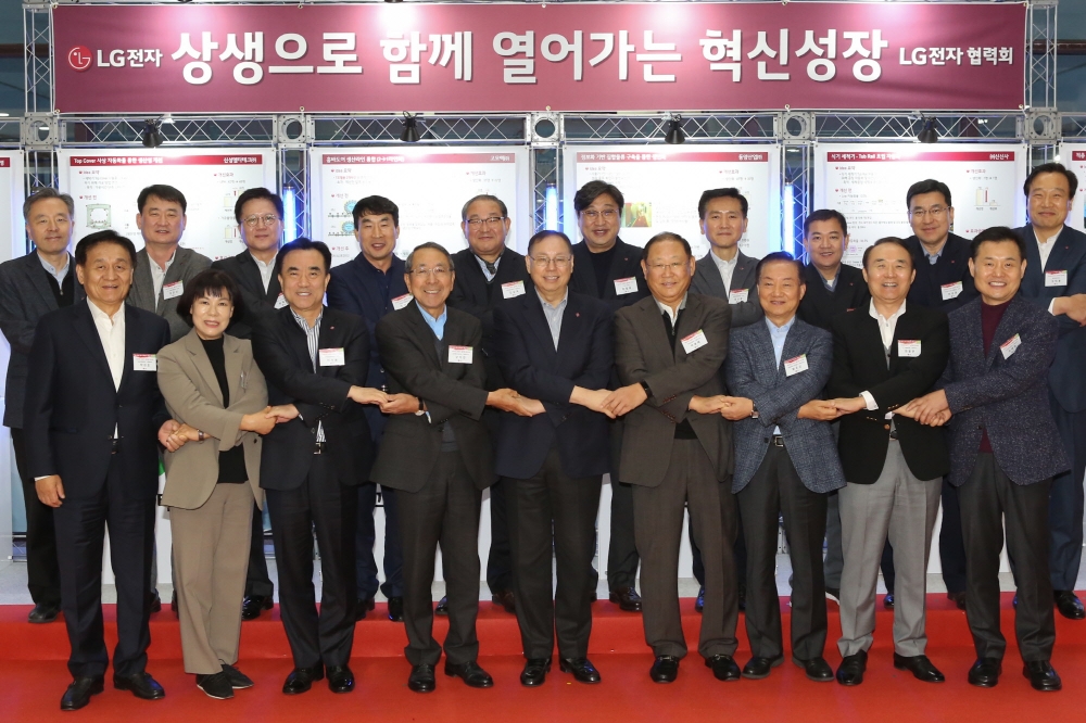 △21일 경기도 평택시에 위치한 'LG전자 러닝센터'에서 열린 ‘2019년 LG전자 협력회 워크숍’에서 조성진 LG전자 대표이사 CEO 부회장(앞줄 왼쪽에서 다섯번째)이 주요 협력사 대표들이 손을 맞잡고 있다/사진=LG전자