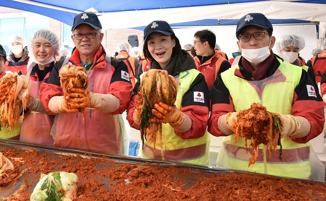 (왼쪽에서 두 번째) 최신원 SK네트웍스 회장.