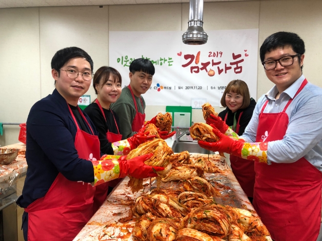 CJ푸드빌은 연말을 맞아 지역사회의 취약계층을 위해 따뜻한 나눔 활동을 진행했다. /사진=CJ푸드빌.