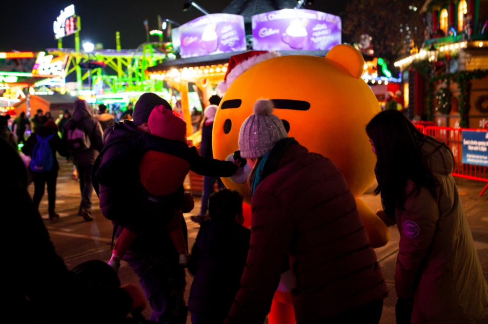 △카카오프렌즈 영국 팝업스토어에서 라이언을 보고 있는 관람객들/사진=카카오프렌즈
