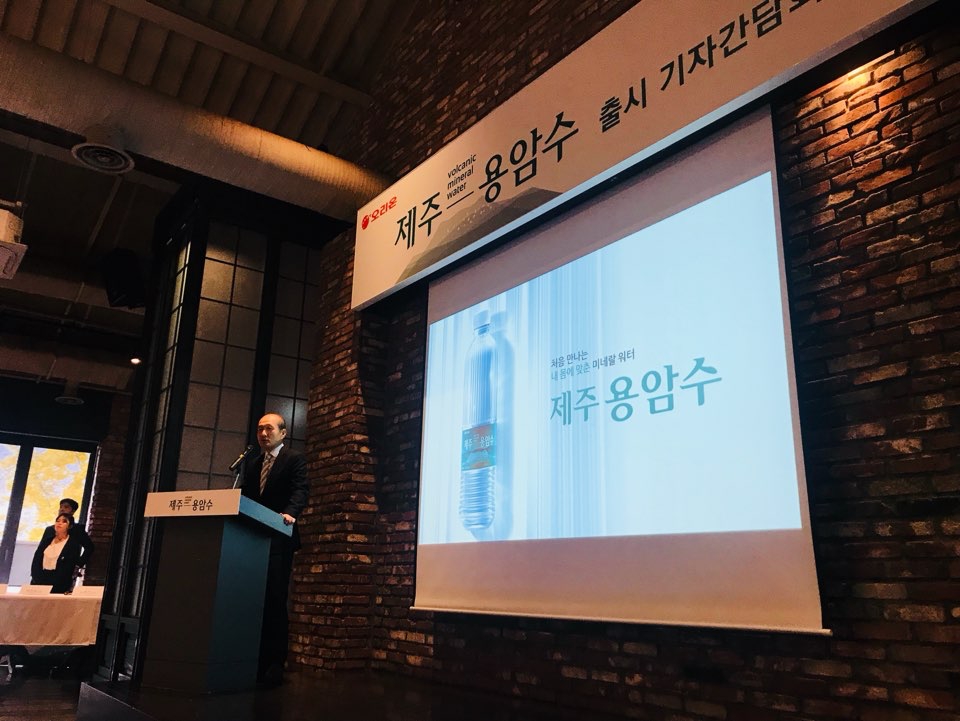 허인철 오리온 부회장이 제주용암수 출시 기자간담회에서 인사말을 하고 있다. /사진=구혜린 기자