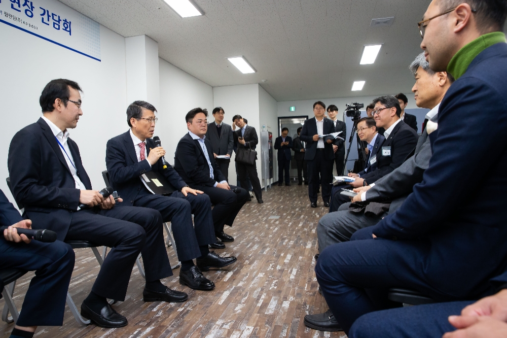 은성수 금융위원장은 26일 경기도 파주 팝펀딩 물류창고에서 혁신금융 추진현황을 점검하고 혁신사례를 공유하는 간담회를 진행했다. / 사진= 금융위원회