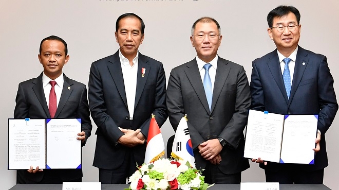 (왼쪽부터) 바흐릴 라하달리아 인도네시아 투자조정청장, 조코 위도도 인도네시아 대통령, 정의선 현대자동차그룹 수석부회장, 이원희 현대차 사장.