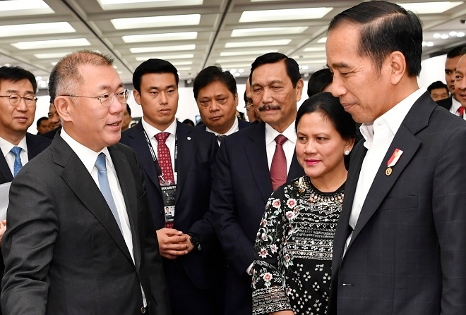 정의선 현대자동차그룹 수석부회장(왼쪽)과 조코 위도도 인도네시아 대통령.