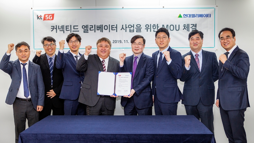 △현대엘리베이터와 KT가 27일 현대그룹빌딩(서울시 종로구)에서 ‘커넥티드(Connected) 엘리베이터 추진을 위한 업무협약(MOU)’를 체결했다. 협약식에서 조재천 현대엘리베이터 승강기사업부문장(직무대행∙오른쪽에서 네 번째)과 이현석 KT 디바이스사업본부장(왼쪽에서 네 번째)이 양사 주요 관계자들과 기념 촬영하고 있다/사진=현대엘리베이터