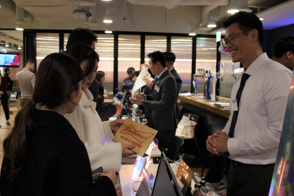 ‘2019 오비맥주 이노베이션 박람회’에 참여한 참가자들이 ‘지속가능성’에 대한 주제로 출품한 제품들을 설명하고 있다. /사진제공=오비맥주