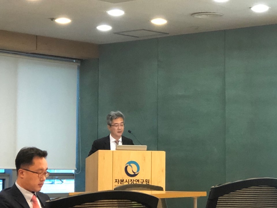 ▲백인석 자본시장연구원 연구위원이 28일 서울 여의도 금융투자협회에서 열린 ‘2020년 경제 및 자본시장 전망’ 이슈브리핑에서 발표를 하고 있다./사진=한국금융신문