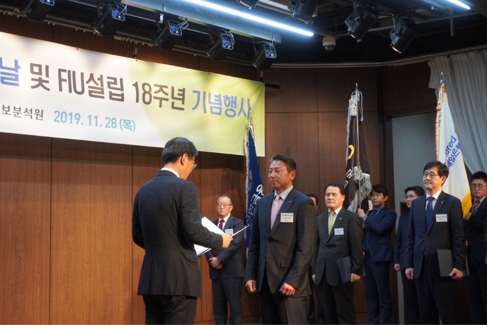 수상하는 페퍼저축은행 장매튜 대표(오른쪽)와 은성수 금융위원장(왼쪽) / 사진=페퍼저축은행