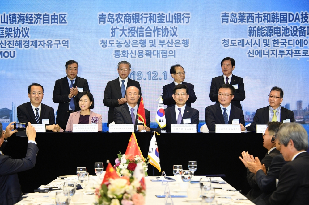 BNK부산은행은 12월 1일 부산 누리마루 APEC하우스에서 중국 칭다오농상은행과 협약식을 갖고 크레딧라인 상향 등 전략적 파트너십을 강화해 나가기로 했다.사진 앞줄 오른쪽에서 세번째부터 부산은행 빈대인 은행장, 칭다오농상은행 류중생(刘仲生) 동사장. / 사진= BNK부산은행