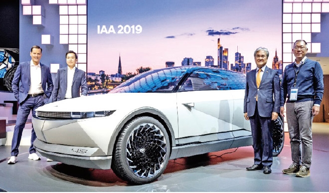 △2019 프랑크푸르트 모터쇼에서 공개된 현대자동차 전기차 콘셉트 ‘45’. (왼쪽부터)현대차 상품본부 토마스 쉬미에라 부사장, 디자인센터장 이상엽 전무, 주독일 대한민국대사관 정범구 대사, 현대차 정의선 수석부회장.