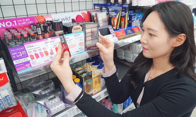 세븐일레븐은 미국 유명 메이크업 브랜드 ‘Wet n Wild(이하 웻앤와일드)’를 젊은 여성층 타깃으로 업계 단독 출시한다. /사진=코리아세븐.