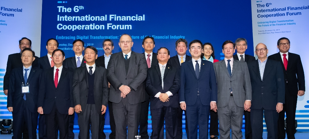 금융위원회는 12월 10일 서울 종로구 포시즌스호텔에서 제6회 국제금융협력포럼을 개최했다. 손병두 금융위원회 부위원장(앞줄 오른쪽에서 세 번째)을 비롯한 참석자들이 기념사진을 찍고 있다. / 사진= 금융위원회