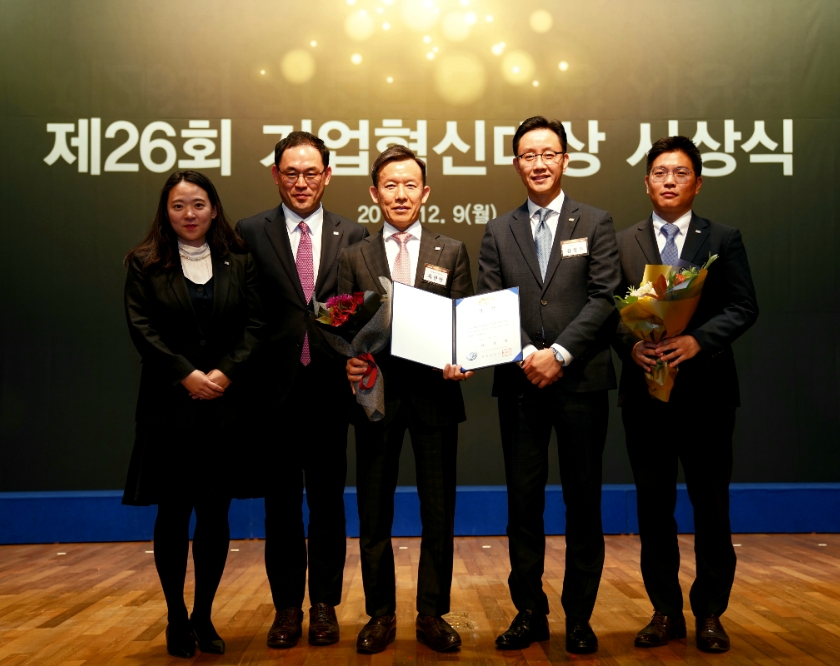 ▲지난 9일 서울 중구 대한상공회의소에서 열린 ‘제26회 기업혁신대상’ 시상식에서 최현만 미래에셋대우 수석부회장(가운데)과 관계자들이 기념촬영을 하고 있다./사진=미래에셋대우