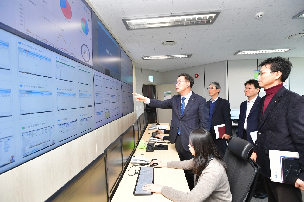 이대훈 은행장(가운데)이 서울 중구에 위치한 농협은행 본점 RPA 컨트롤룸을 찾아 점검하고 있다./사진=농협은행