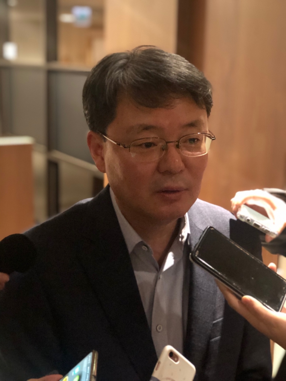 ▲윤면식 한국은행 부총재가 12일 서울 한은 본관에서 열린 상황점검회의 직후 기자들의 질문에 답하고 있다./사진=한국금융신문