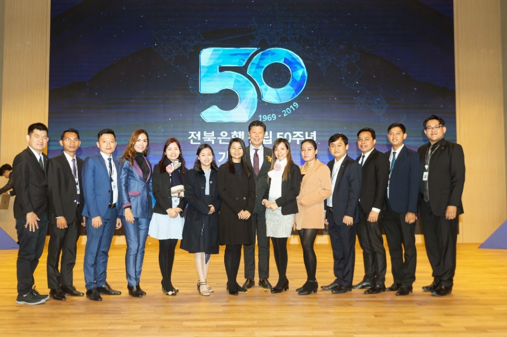 신창무 프놈펜상업은행장(가운데)이 JB금융그룹 프놈펜상업은행 우수직원 초청 연수 중 지난 10일 전북은행 50주년 기념식에 참가해 기념촬영을 하고 있다./사진=JB금융그룹