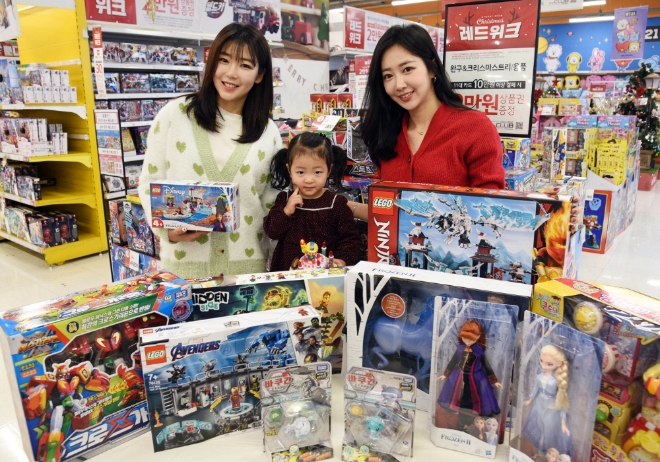 홈플러스는 완구 대목인 크리스마스 시즌을 맞아 인기 완구 총 1000여종을 최대 50% 할인 판매하는 행사를 오는 25일까지 진행한다. /사진=홈플러스.