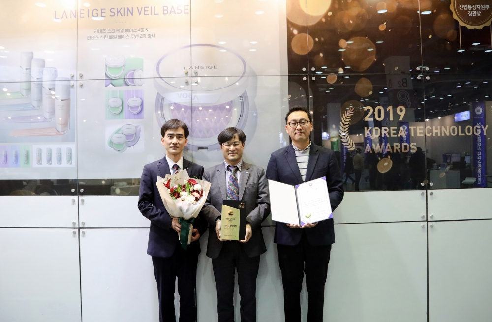 (사진 왼쪽부터)13일 열린 '2019년 대한민국 산업기술 R&D 대전'에 참가한 아모레퍼시픽 기술연구원 김경남 메이크업연구팀장, 박영호 기술연구원장, 정춘복 수석연구원. /사진제공=아모레퍼시픽