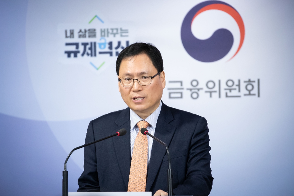 윤창호 금융위원회 금융산업국장이 16일 정부서울청사 합동브리핑실에서 인터넷전문은행 예비인가 심사결과를 발표하고 있다. / 사진= 금융위원회(2019.12.16)